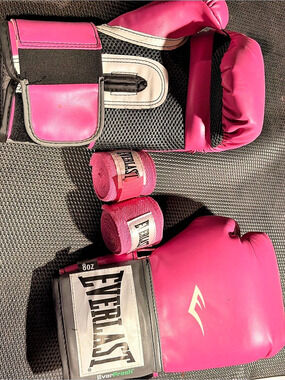 New! Everlast Pro Style Training Boxing Gloves 8oz and Hand Wraps Set Pink & Blk